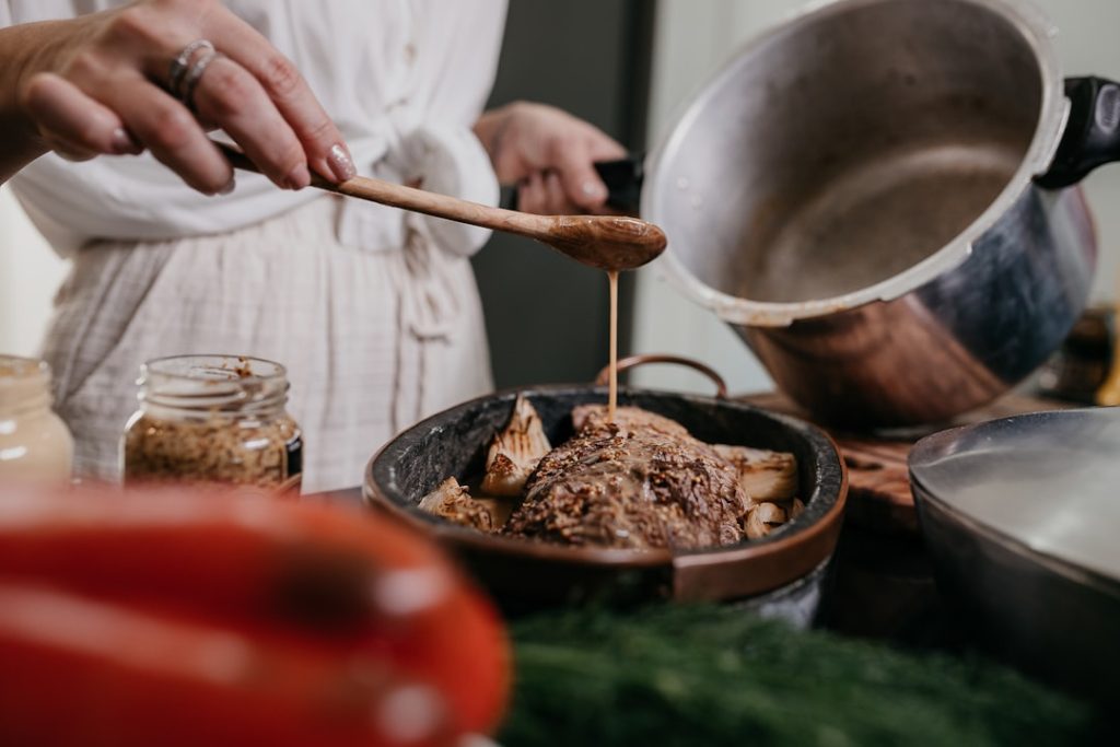 person-holding-brown-wooden-ladle-mnzh75wz4 Projeto Fogão de Casa com Thays Martins